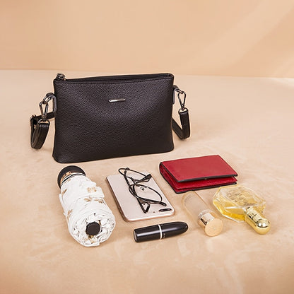El elegante bolso bandolera de piel minimalista de Elena