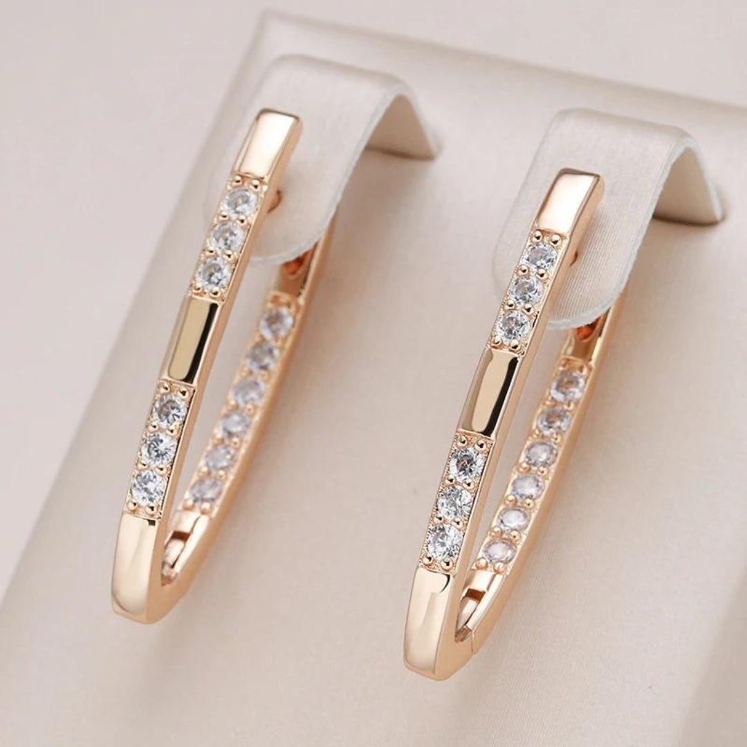 Elegantes pendientes de circonita cúbica en oro