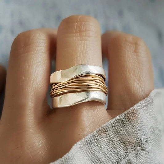 Anillo con cordón plateado y dorado