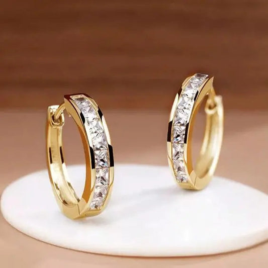 Elegantes pendientes de aro de oro y cristal