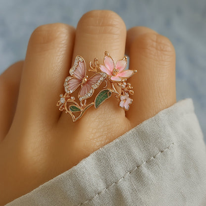 Anillo con circonitas y diseño de mariposa
